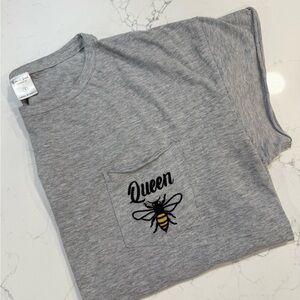 Adorable Sweet Soul Queen Bee Embroidered Graphic Pocket T-Shirt (S)